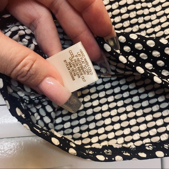 Crop Top w/ Long Sleeves and open Crisscross back - Picture 5 of 5